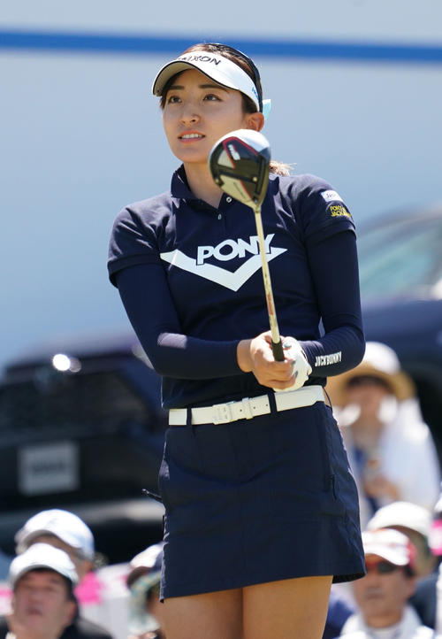 中京テレビ・ブリヂストンレディース2日目　1番、ティーショットを放つ脇元華（撮影・森本幸一）