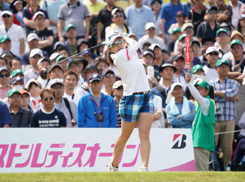 中京テレビ・ブリヂストンレディース最終日　1番、ティーショットを放つ勝みなみ（撮影・森本幸一）
