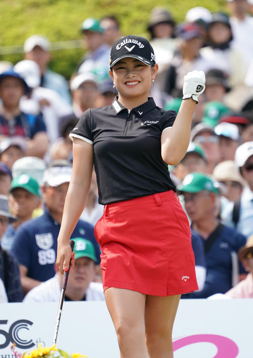 中京テレビ・ブリヂストンレディース最終日　1番、カメラマンに向かいポーズを決める河本結（撮影・森本幸一）