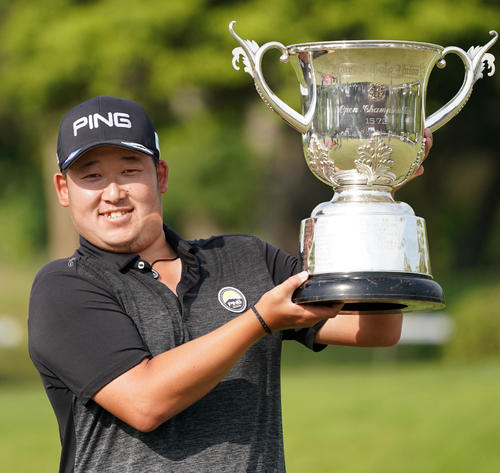 初優勝を決めカップを手に笑顔を見せる大槻（撮影・奥田泰也）