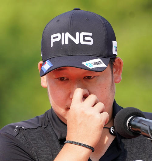 初優勝を決めた大槻智春は、優勝スピーチで目に涙を浮かべる（撮影・奥田泰也）