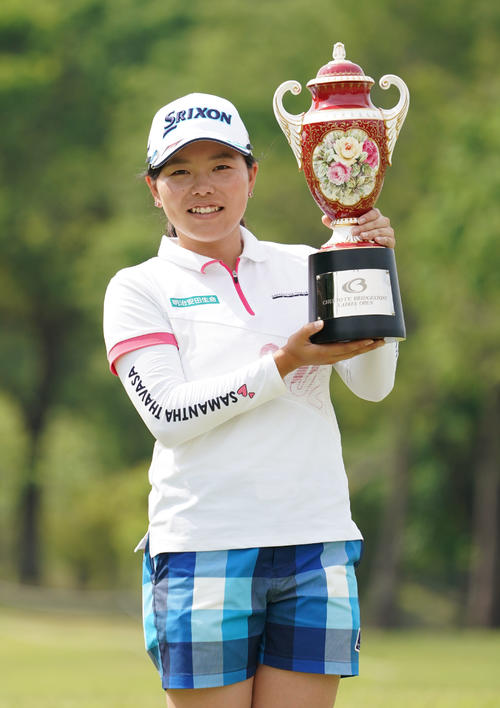 通算14アンダーで優勝を決め中京テレビ杯を手に笑顔の勝みなみ（撮影・森本幸一）