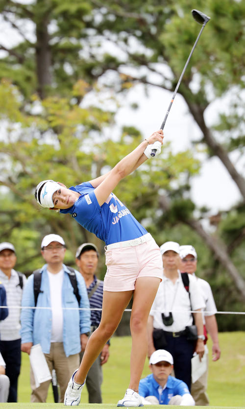 2番ティーショットを放つ原英莉花（撮影・浅見桂子）