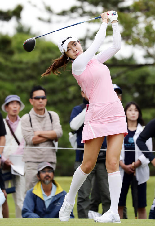 2番ティーショットを放つアン・シネ（撮影・浅見桂子）