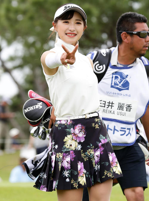 2番ティーショット後、笑顔でVサイン7する臼井麗香（撮影・浅見桂子）