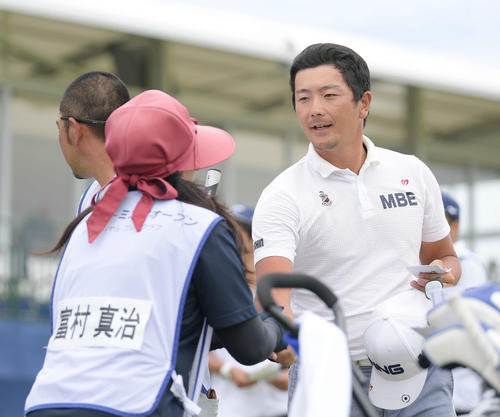 予選第2ラウンドを2アンダー、通算5アンダーでホールアウトし、笑顔を見せる永野（右）（撮影・加藤諒）
