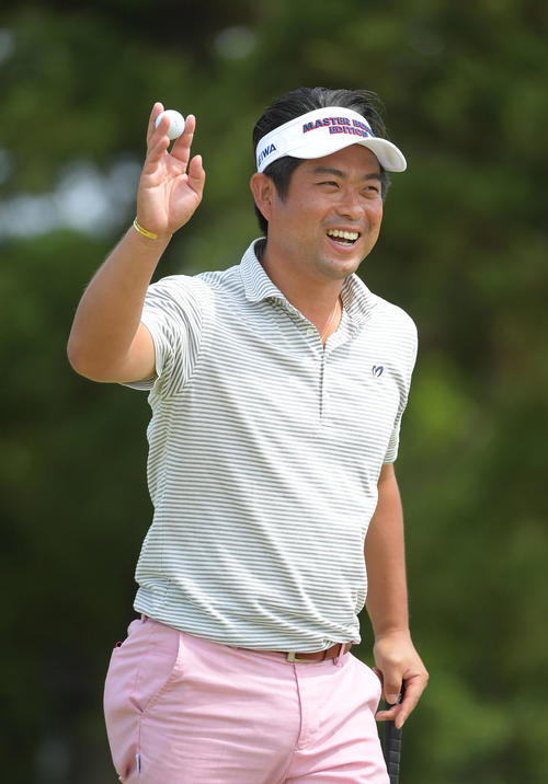 16番、バーディーパットを沈めて笑顔を見せる池田勇太（撮影・加藤諒）