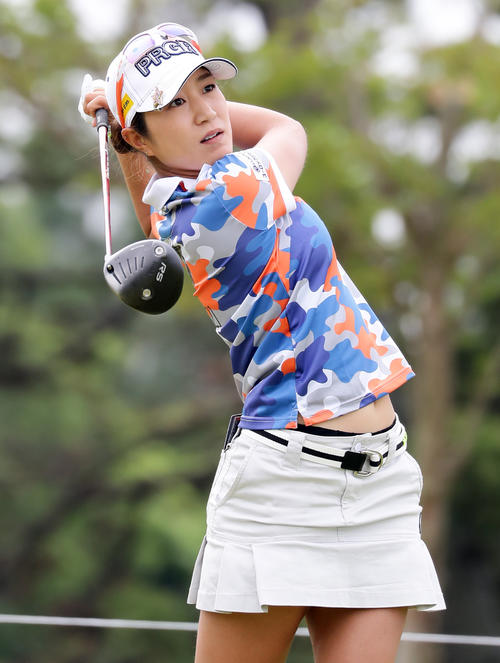 2番ティーショットを放つ藤本（撮影・浅見桂子）