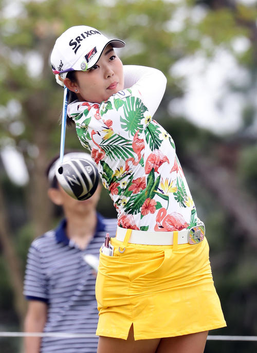 2番ティーショットを放つ浅井（撮影・浅見桂子）