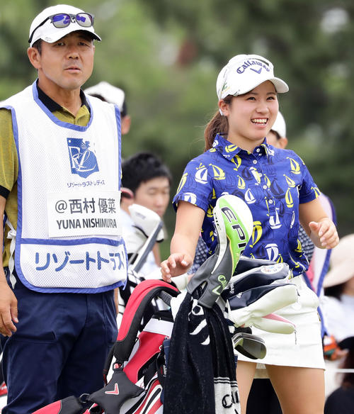 2番ティーで笑顔を見せる西村（撮影・浅見桂子）
