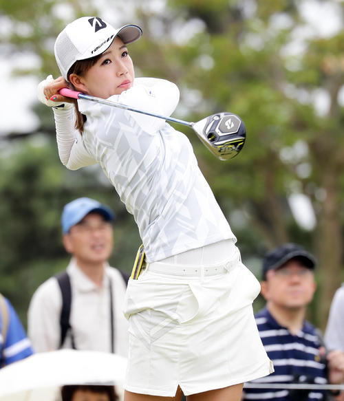 2番ティーショットを放つ丹（撮影・浅見桂子）