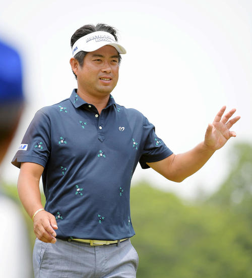 5番、パットを沈めて3連続バーディーを決め、歓声に応える池田勇太（撮影・加藤諒）