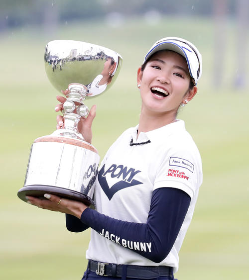 プレーオフを制して初優勝を決めた原英は、優勝杯を手に笑顔を見せる（撮影・浅見桂子）