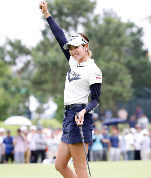 プレーオフを制して初優勝を決めた原英莉花は、笑顔でガッツポーズ（撮影・浅見桂子）