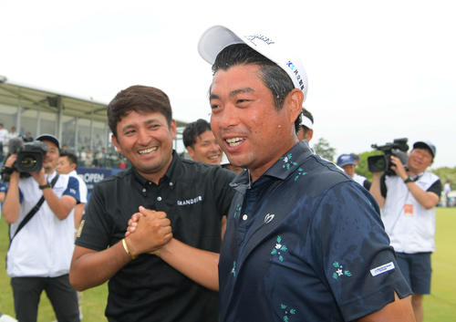 優勝を祝福して水をかけられ、笑顔でホールアウトする池田勇太（撮影・加藤諒）