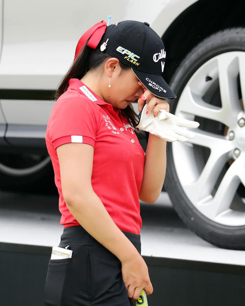 18番を終え、優勝を逃した河本は涙をぬぐう（撮影・浅見桂子）