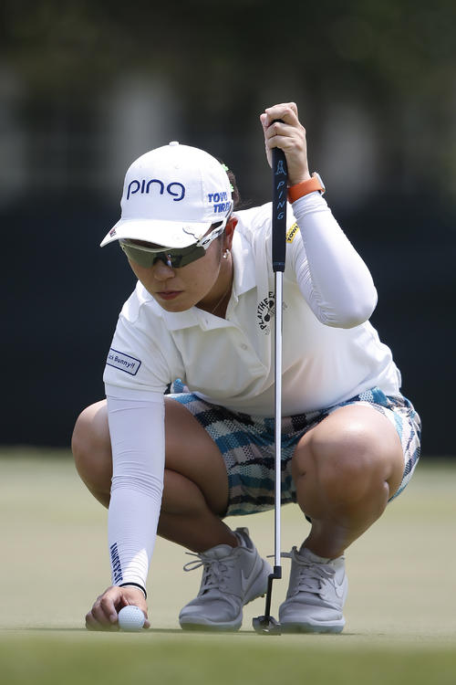 ラインをよむ比嘉真美子（AP）