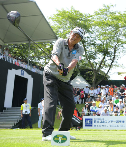 1番、ティーショットに臨む尾崎（撮影・加藤諒）