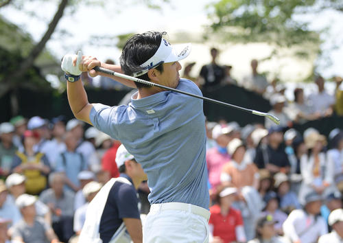 1番、ティーショットを放つ石川（撮影・加藤諒）