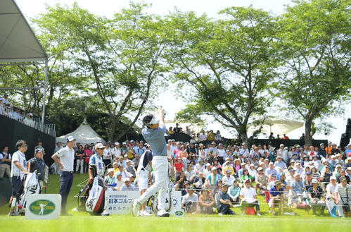 1番、ティーショットを放つ石川（撮影・加藤諒）