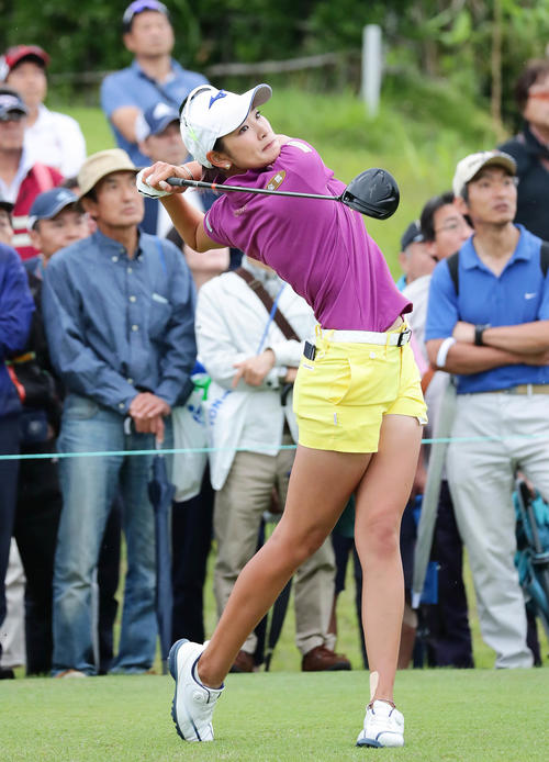 5番、ティーショットを放つ原英莉花（撮影・丹羽敏通）