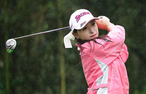 4番、ティーショットを放つ臼井麗香（撮影・丹羽敏通）