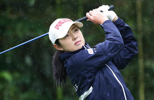 4番、ティーショットを放つ辻梨恵（撮影・丹羽敏通）
