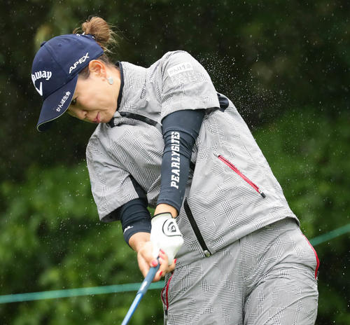 4番、水しぶきを飛ばしてティーショットを放つ上田桃子（撮影・丹羽敏通）