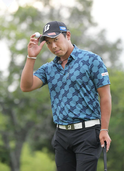 決勝第1ラウンドの18番、パットを沈めて歓声に応える堀川（撮影・加藤諒）