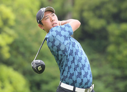 予選第2ラウンドの18番でティーショットを放つ堀川（撮影・加藤諒）