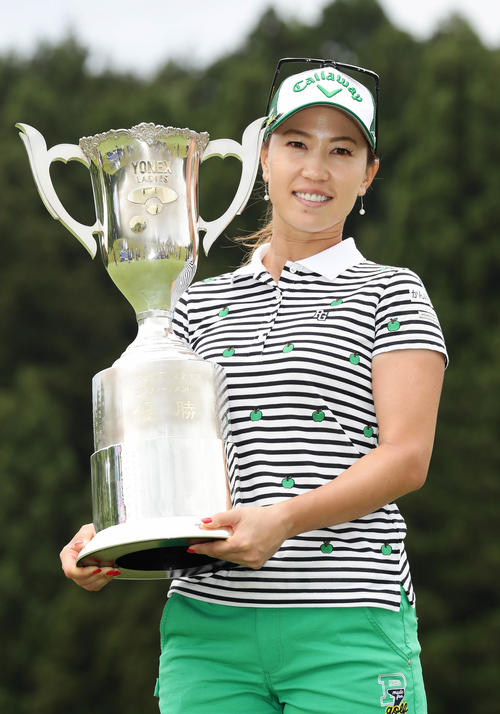 優勝杯を手に写真に納まる上田桃子（撮影・丹羽敏通）