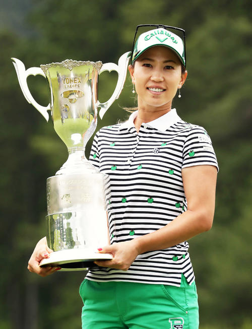 優勝杯を手に写真に納まる上田桃子（撮影・丹羽敏通）