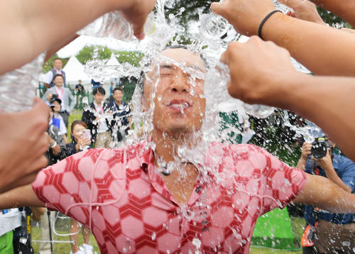 ツアー初優勝を飾った堀川は、仲間たちから祝福の水シャワーを浴び至福の表情を見せる（撮影・加藤諒）