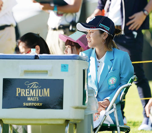 サントリーレディスオープンゴルフトーナメント初日　試合を見る宮里藍（撮影・奥田泰也）