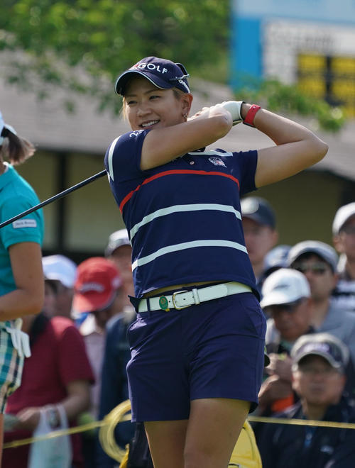 サントリーレディスオープンゴルフトーナメント初日　10番ティーで笑顔を見せる成田美寿々（撮影・奥田泰也）