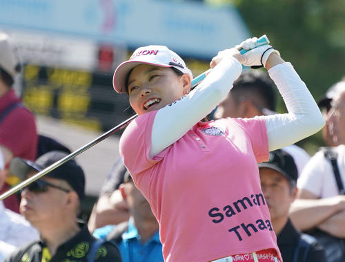 サントリーレディスオープンゴルフトーナメント初日　10番ティーで笑顔を見せる勝みなみ（撮影・奥田泰也）
