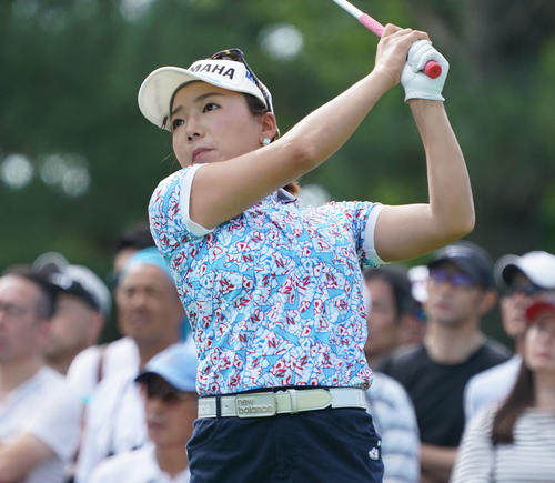 サントリーレディスオープンゴルフトーナメント初日　10番ティーショットを放つ有村智恵（撮影・奥田泰也）