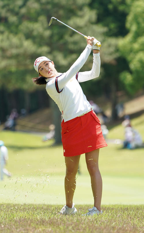 サントリーレディスオープンゴルフトーナメント初日　1番、第2打を放つ三浦桃香（撮影・奥田泰也）