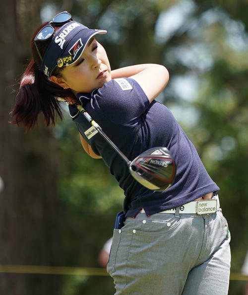 サントリーレディスオープンゴルフトーナメント初日　2番ティーショットを放つ青木瀬令奈（撮影・奥田泰也）