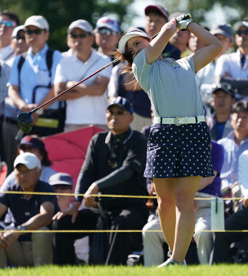 サントリーレディスオープンゴルフトーナメント初日　10番ティーショットを放つ西村優菜（撮影・奥田泰也）