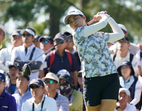 サントリーレディスオープンゴルフトーナメント初日　10番ティーショットを放つ新垣比菜（撮影・奥田泰也）