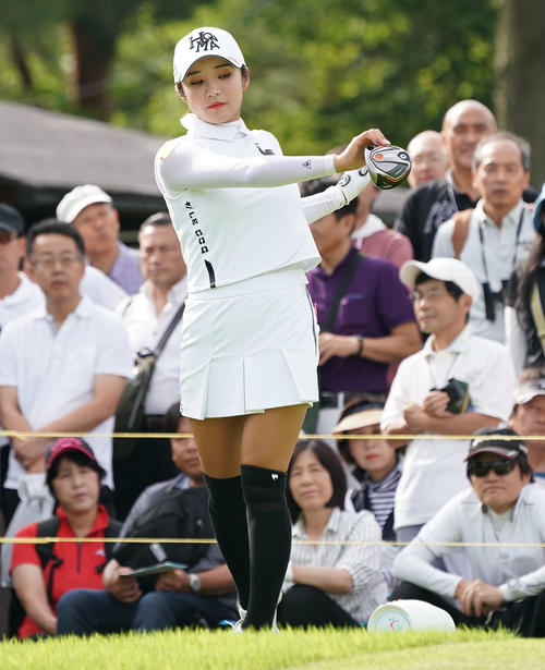サントリーレディスオープンゴルフトーナメント2日目　10番でストレッチをするイ・ボミ（撮影・奥田泰也）
