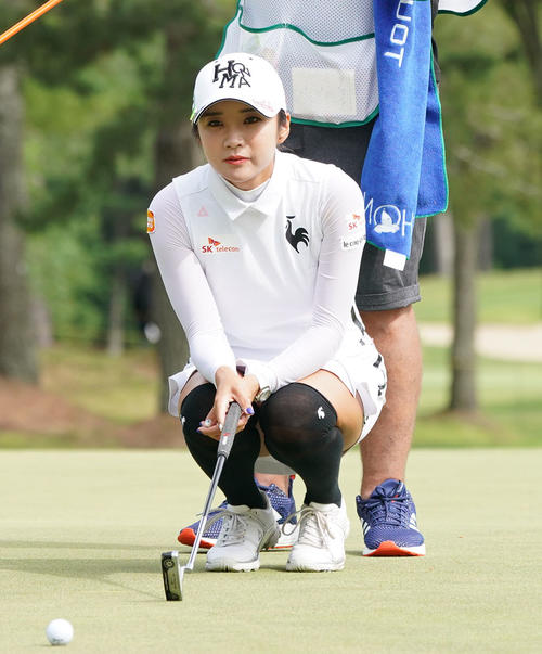 サントリーレディスオープンゴルフトーナメント2日目　12番ぱっとのラインを見るイ・ボミ（撮影・奥田泰也）