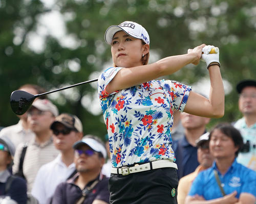 サントリーレディスオープンゴルフトーナメント2日目　10番ティーショットをする原江里菜（撮影・奥田泰也）