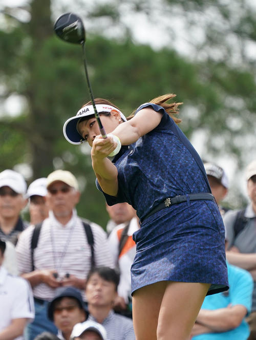 サントリーレディスオープンゴルフトーナメント2日目　10番ティーショットをする福田真未（撮影・奥田泰也）