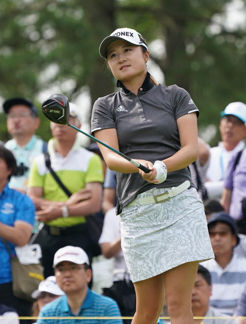 サントリーレディスオープンゴルフトーナメント2日目　10番ティーショットをする森田遥（撮影・奥田泰也）