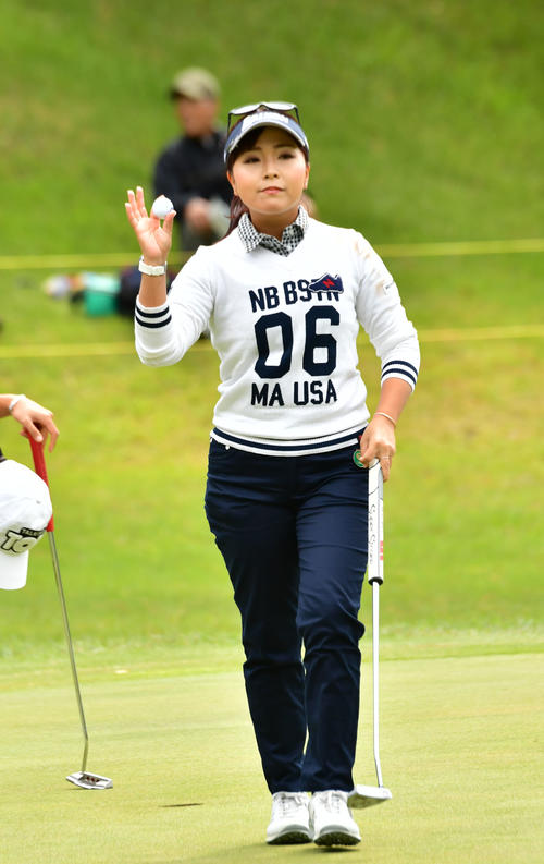1番ホールでバーディーの青木瀬令奈（撮影・外山鉄司）