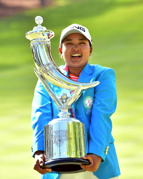 通算12アンダーで優勝を決め優勝カップを両手に抱え笑顔を見せた鈴木愛（撮影・外山鉄司）