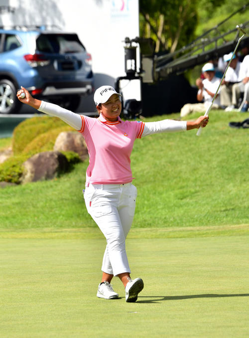 通算12アンダーで優勝を決め大喜びの鈴木（撮影・外山鉄司）