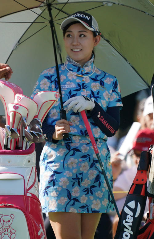 サントリーレディスオープンゴルフトーナメント初日　10番ティーで笑顔を見せる香妻琴乃（撮影・奥田泰也）